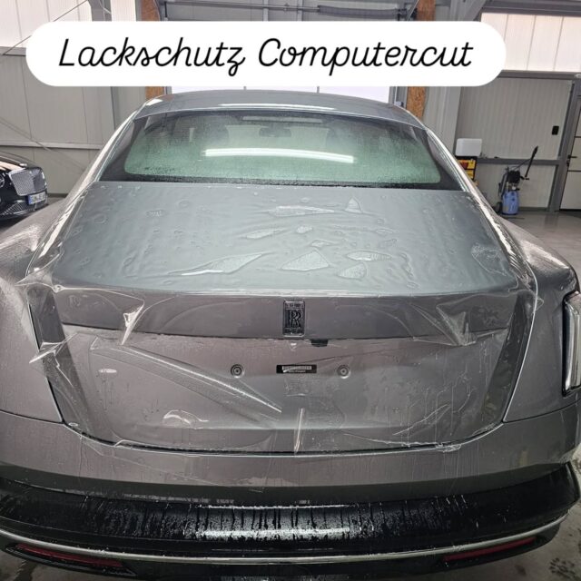 Unterschied Computercut vs. Custommade!? Bei Computercut wird die Folie mit einem Schneideplotter auf Bauteilform geschnitten. Bei Custommade wird von der Rolle direkt auf das Fahrzeug gearbeitet und die Kanten umgelegt.

#lackschutzfolie #folien_bittner #ecksteinfoliensysteme #xpelultimate #xpelultimateplus #stek #gunzenhausen #ingolstadt #donauwörth #neuburganderdonau #rollsroycemuenchen #rollsroysspectre #rollsroycedresden
