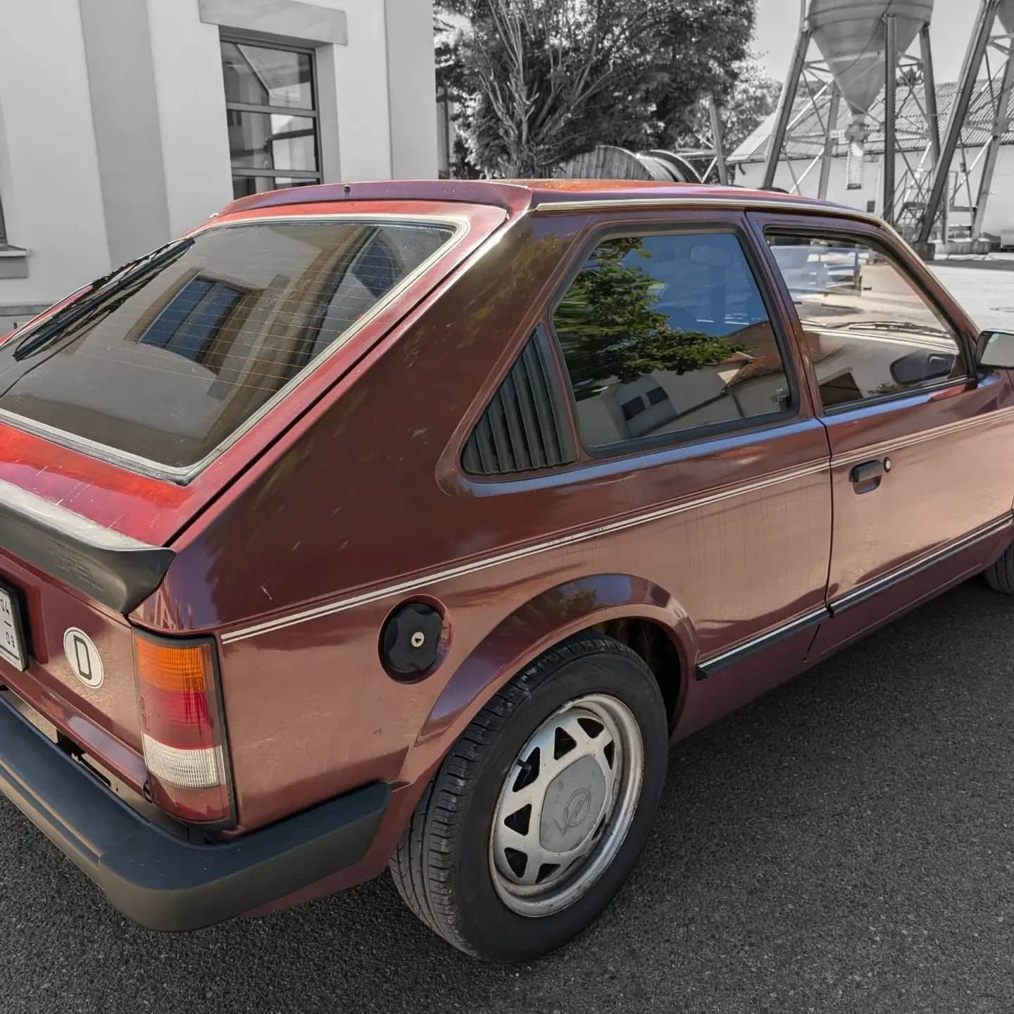 Heute Wärmeschutzfolie bei einem echten Auto verlegt. Damals in den 80iger wurde Folie hauptsächlich als optisches Element genutzt. Heute bietet Folie, Wärmeschutz, Sichtschutz, UV-Schutz, Splitterschutz.

✔️Carwrap
✔️Sonnenschutzfolie
✔️Lackschutzfolie
✔️Beschriftungen

#carwrapping
#carwrap
#wrapcar
#averydennison
#teilfolierung
folierung
folie
foliert
foliestattlack
farbwechsel
ecksteinfoliensysteme
neuburganderdonau
neuburg
donauwörth
treuchtlingen
weißenburg
nürnberg
beschriftungen
digitaldruck
oracal
orafol
aufkleber
plotterliebe
caroftheday 
photooftheday
abelundruf 
kochwerbetechnik
sprinter
