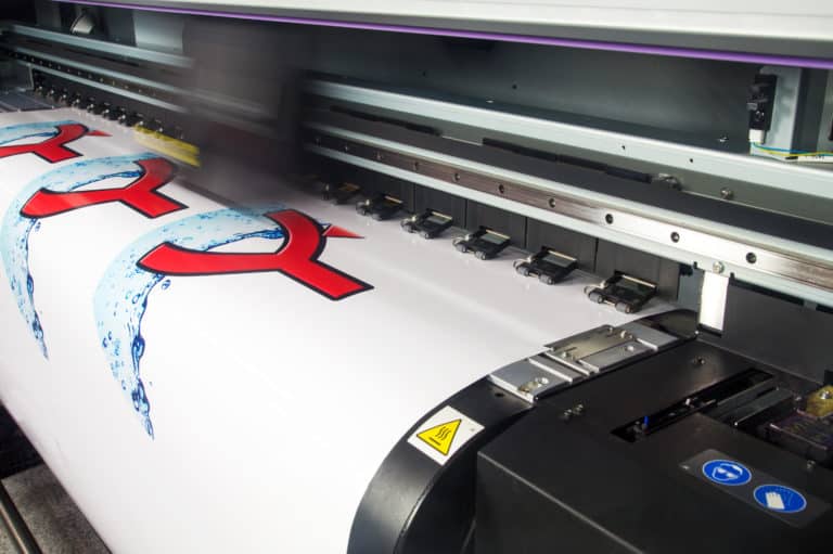 Werbetechnik / Digitaldrucker druckt auf Klebefolie / Werbung Digitaldruck - perfekt für Werbezwecke