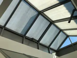 Sonnenschutzlack bei Dachkuppeln eines Autohauses